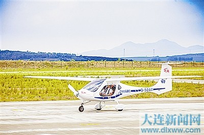 本報(bào)訊 (沈陽日?qǐng)?bào)記者楊主格)近日,沈陽航空航天大學(xué)(遼寧通用航空研究院)協(xié)同部分高校、航空企業(yè)和科研院所,經(jīng)過近三年艱苦攻關(guān),成功研制的我國首款電動(dòng)力輕型運(yùn)動(dòng)飛機(jī)RX1E首批兩架交付客戶。